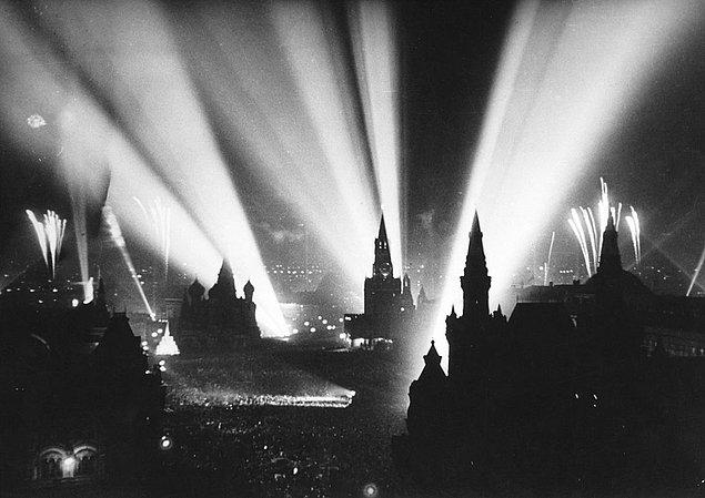 22. Moskova Kızıl meydanda II. Dünya Savaşı'nın bitişi kutlanıyor, 9 Mayıs 1945
