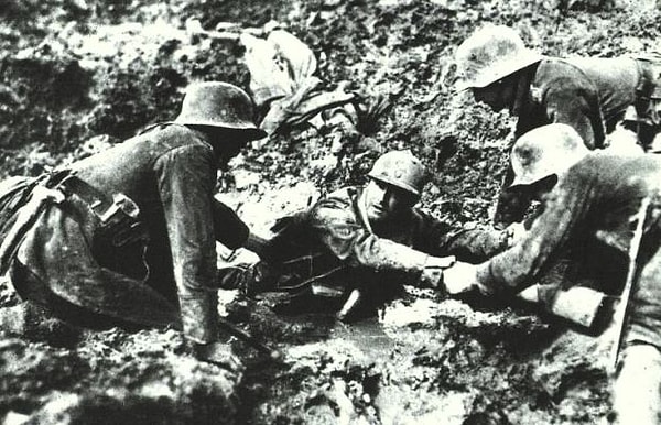 23. I. Dünya Savaşı'nda Alman askerler çamura saplanmış bir Fransız askerini çıkarıyor