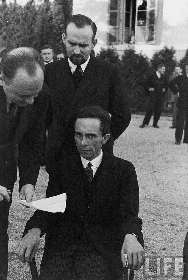 26. Hitler'in en yakın arkadaşlarından Joseph Goebbels, fotoğrafçının Yahudi olduğunu öğrenince attığı bakış