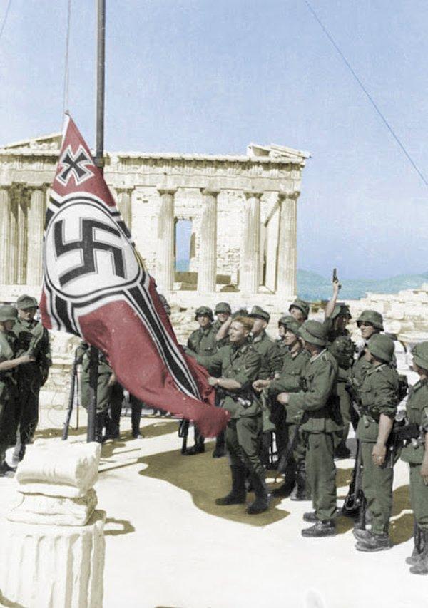 30. Atina'ya Nazi bayrağı çekilirken