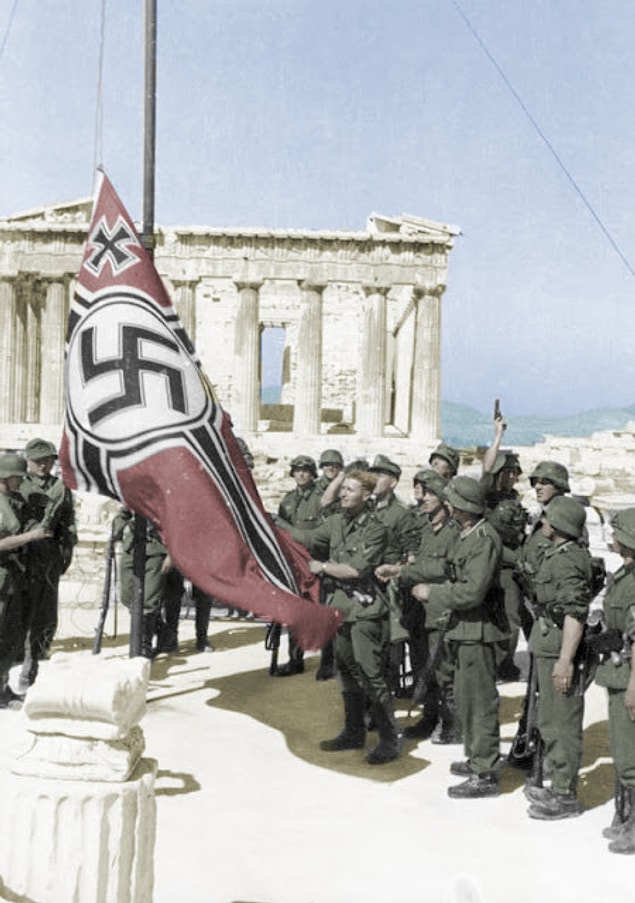 30. Atina'ya Nazi bayrağı çekilirken