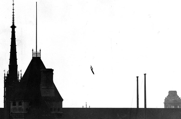 32. 1945'te Londra'ya bir bomba hemen düşmeden önce