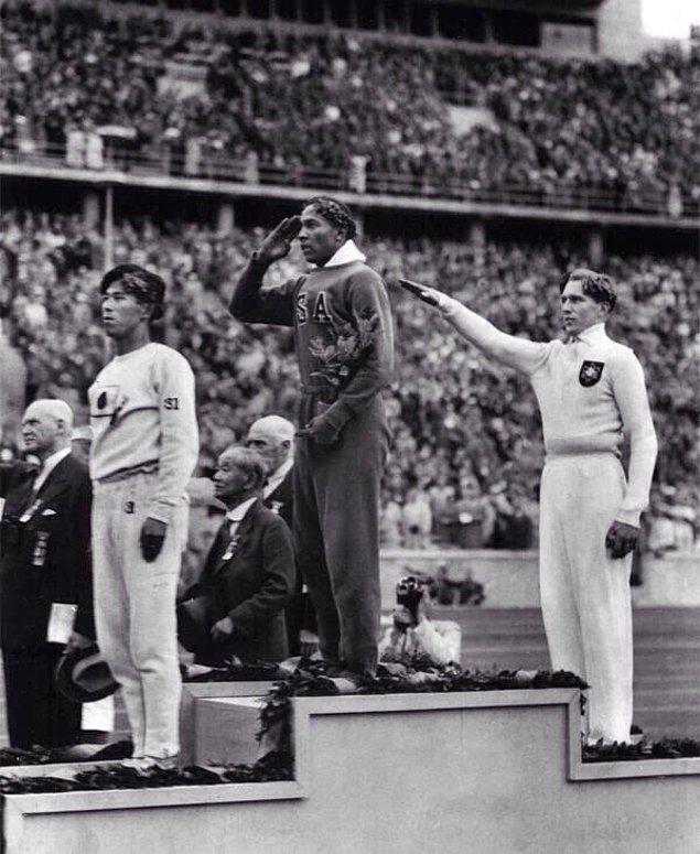 34. Adolf Hitler’i stadyumdan kaçıran atlet. Birinci Jesse Owens zenci olduğu için Hitler stadyumu terk ediyor.