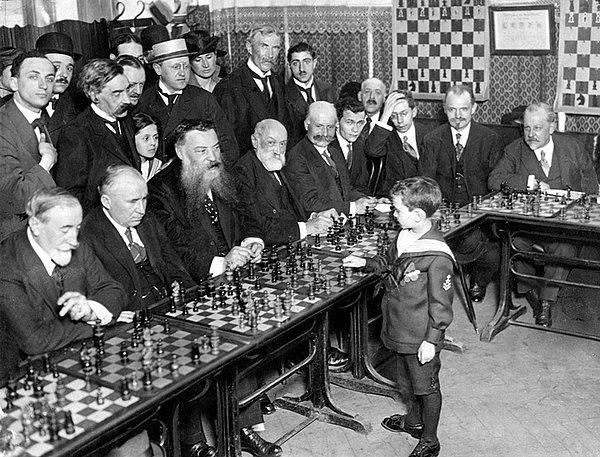 35. Samuel Reshevsky adlı 8 yaşındaki çocuk, satranç ustalarını sırayla devirirken. Fransa, 1920