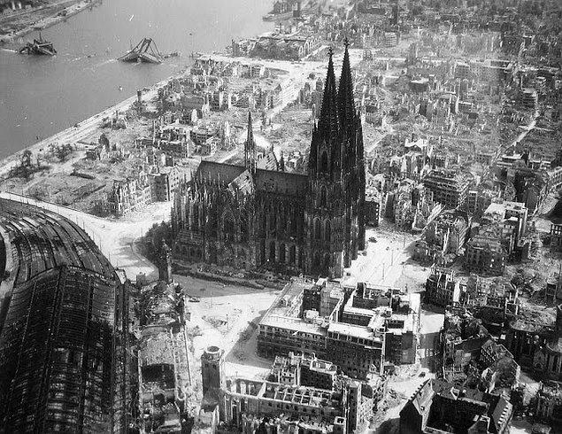 37. Tüm şehir yıkılırken ayakta kalan Köln Katedrali, 1944