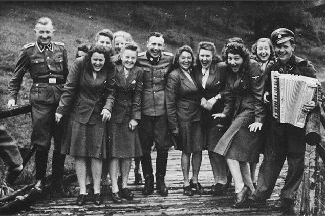 38. Auschwitz'deki toplama kampının çalışanları, epey neşeliler.