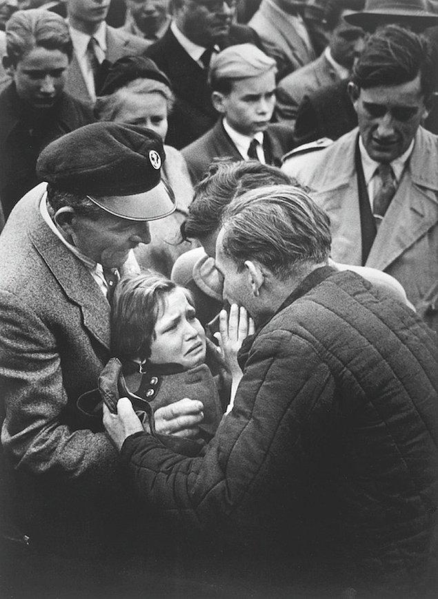 39. Alman çocuk, savaş yüzünden 1 yaşındayken yanından ayrılan babasıyla ilk kez karşılaşıyor, 1956