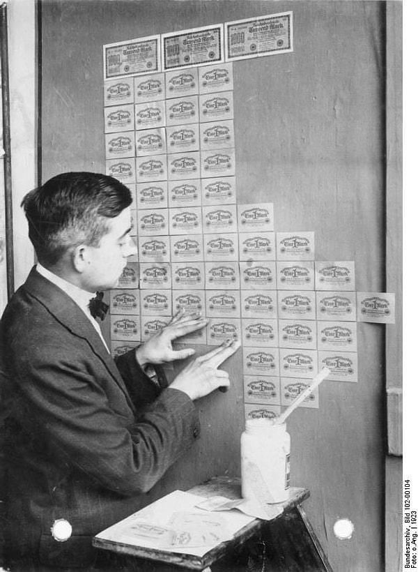 40. Almanya'daki hiper enflasyon sonrası aşırı değersizleşen paralar duvar kağıdı olarak kullanılırken, 1923