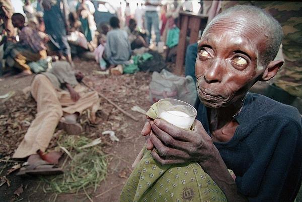 9. Ruandalı isyancılarla devlet güçleri arasındaki çatışma sonucu açlık ve hastalıkla mücadele eden halkın dramı.