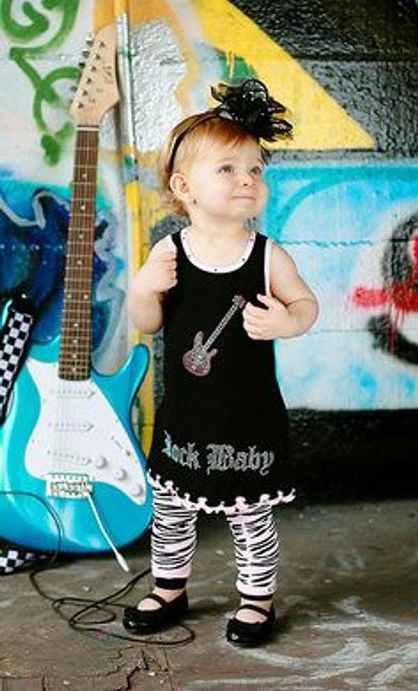 8. Büyüyünce gitarist olacak bu Rock'n Roll prensesi