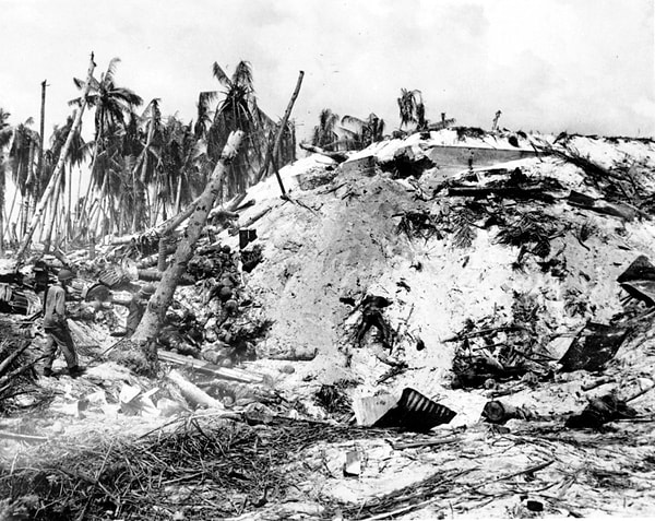 1. 2. Dünya Savaşı sırasında Tarawa adasında Amerikan Askerleri Tarafından Öldürülen Japon Askerleri