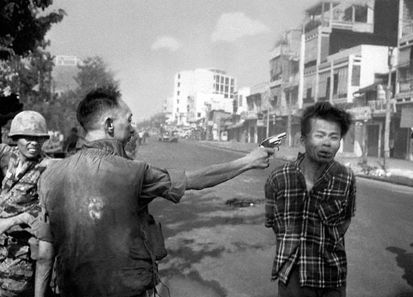 6. Güney Vietnam'lı polis şefi generalin, VietKong generalini infazı