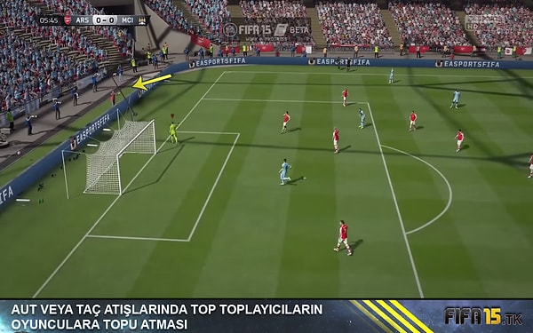 6. AUT VEYA TAÇ ATIŞLARINDA TOP TOPLAYICILARIN OYUNCULARA TOPU ATMASI