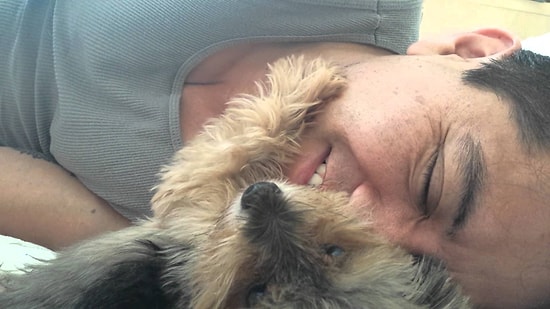 Roller Değişti: Sahibinin Yanağını Seven Köpek