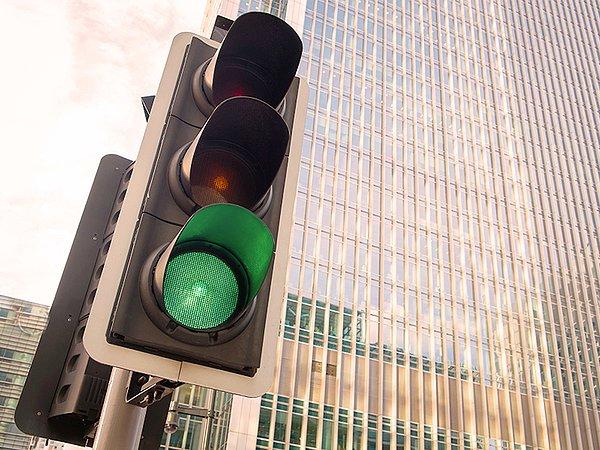 2. Sabah işe geç kalmak üzereyken bütün trafik ışıklarının sana yeşil yandığı an.