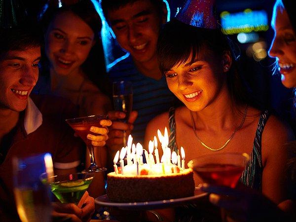 3. Yalnız geçireceğin için üzüldüğün doğum gününde, arkadaşlarının sana sürpriz yaptığı an.