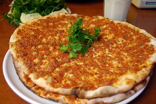5. Menüde yemek isimlerine dikkat edin, mesela lahmacun yerine "a la turca pizza" yazın