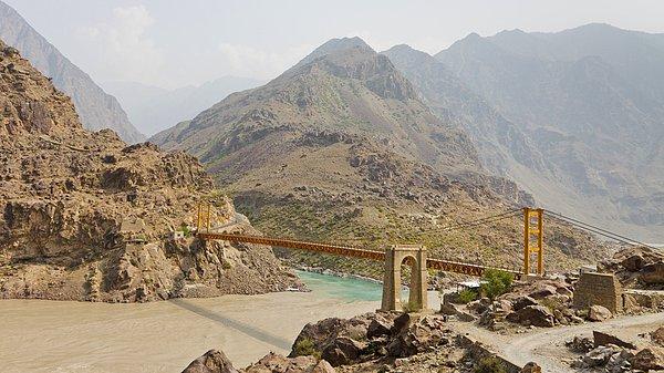 6. Pakistan Karakurum Otoyolu boyunca uzanan İndus Nehri asma köprüsü