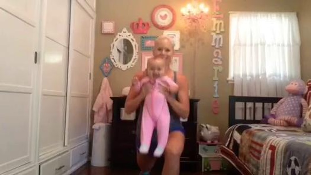 Anne ve Bebeğinin Eğlenceli Sabah Sporu