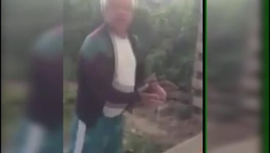 Bahçede Hacet Gören Dedesini Hunharca Korkutan Torun