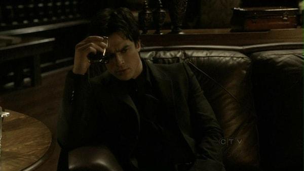 19. Damon: Bir sorunumuz var Stefan. Ve ben "sorun" dediğimde anlayacaksın ki ortada küresel bir kriz var.