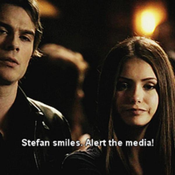 26. Damon : Stefan gülüyor, basına haber verin hemen!