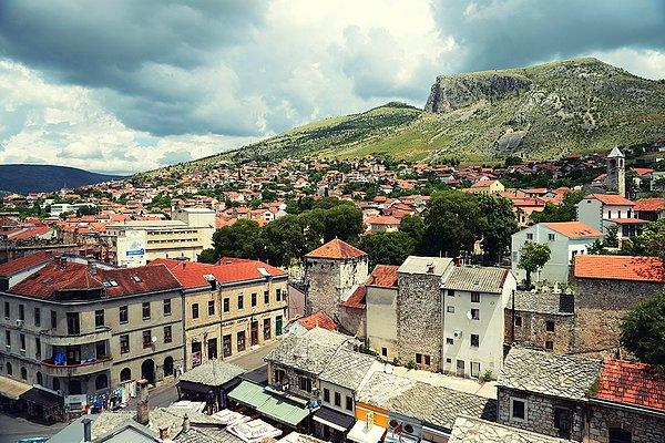 23. Bosna Hersek - Tarihi Mostar kentinin köprünün arka tarafından görünümü.