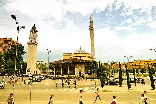 39. Arnavutluk - başkent Tiran'daki meydanda son kalan Osmanlı eserlerinden olan cami ve saat kulesi.