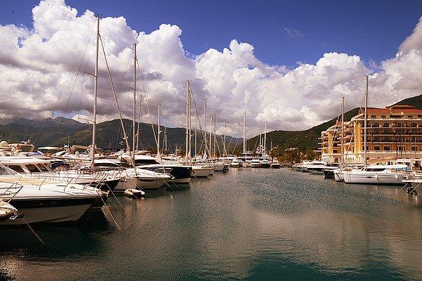 42. Karadağ - Adriyatiğin en önemli yat limanlarından olan Tivat kentindeki Porto Montenegro.