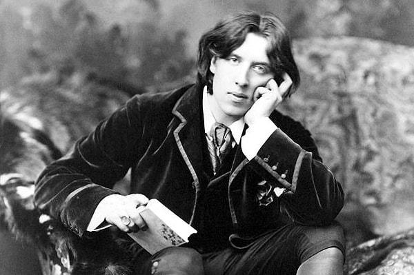 6. "Kadınlar sevilmek için yaratılmıştır, anlamak için değil." - Oscar Wilde
