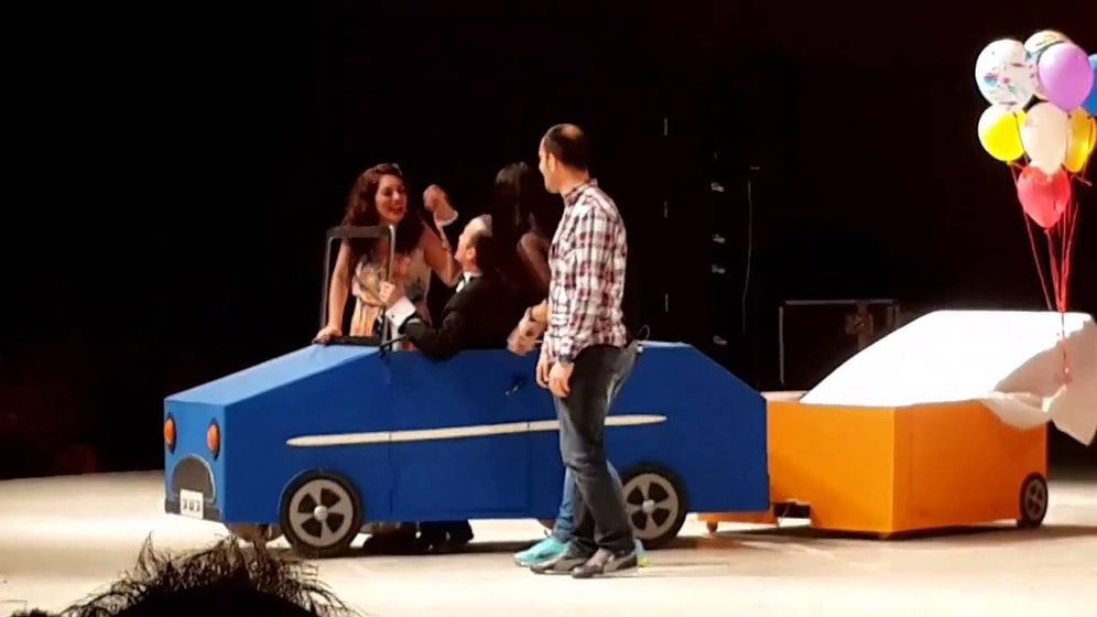 Arkadaşım Hoşgeldin'in Bursa Gösterisinde Yaşanan Komik Sakarlık