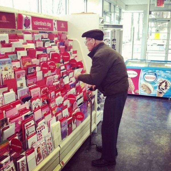 7. Sevgililer günü için eşine sürpriz yapmak isteyen bu yaşlı adam: