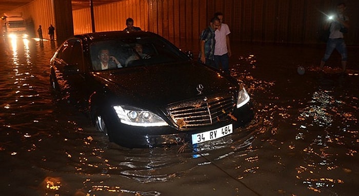 Belediye Başkanı Alt Geçitte Mahsur Kaldı