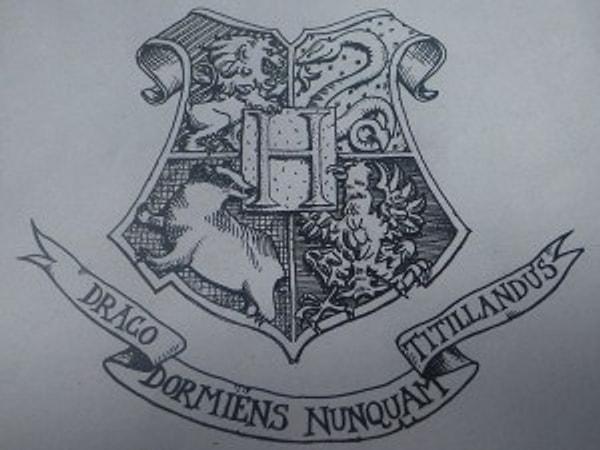 3. Hogwarts mottosu olan “Draco dormiens nunquam titillandus”, “Uyuyan Bir Ejderhayı Asla Gıdıklama” anlamına gelmektedir.