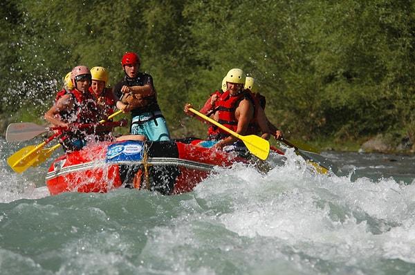 12. Adrenalin severler için Çoruh nehrinde rafting.