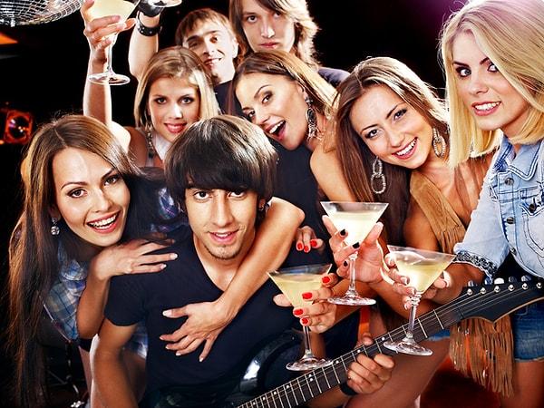 5. Beklenti: Arkadaş ortamında, partilerde gitar çaldığında tüm kızların senin cool biri olduğunu düşünmesi.