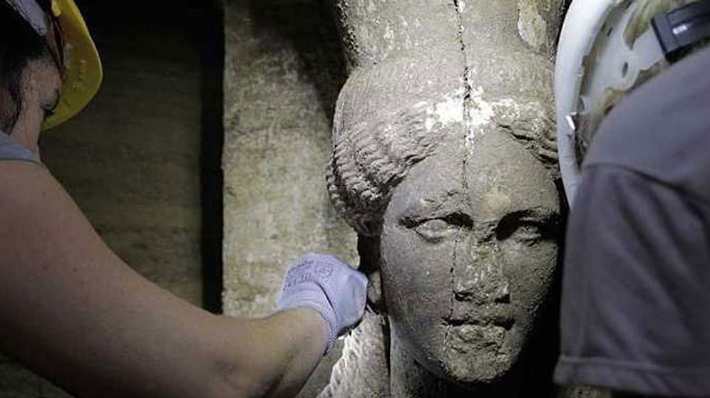 Kadın Heykellerin Koruduğu Mezarlar