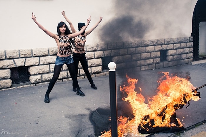 Femen IŞİD Bayrağını Yaktı