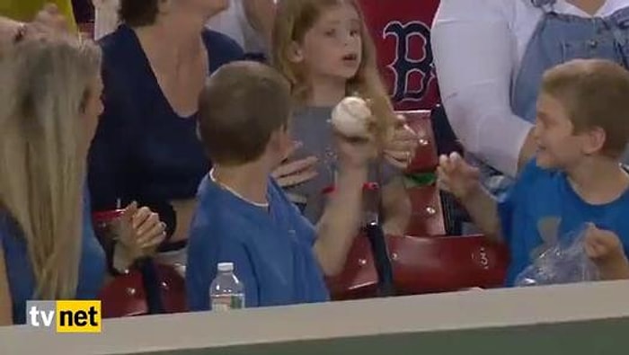 Küçük Çocuğun Kıza Büyük Jesti