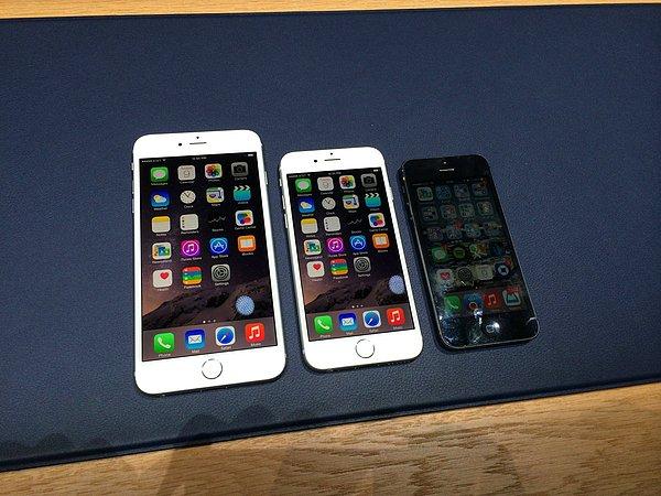 Gördüğünüz gibi 4 inçlik  iPhone 5'e göre yeni iPhone'lar oldukça büyük
