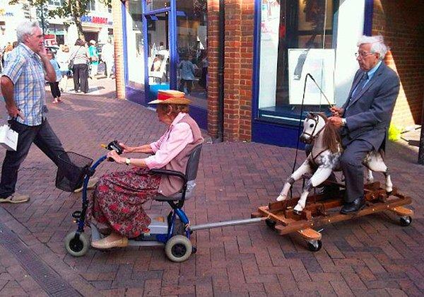 1. Elektrikli sandalyesiyle oyuncak atının üzerindeki kocasını çeken yaşlı kadın.