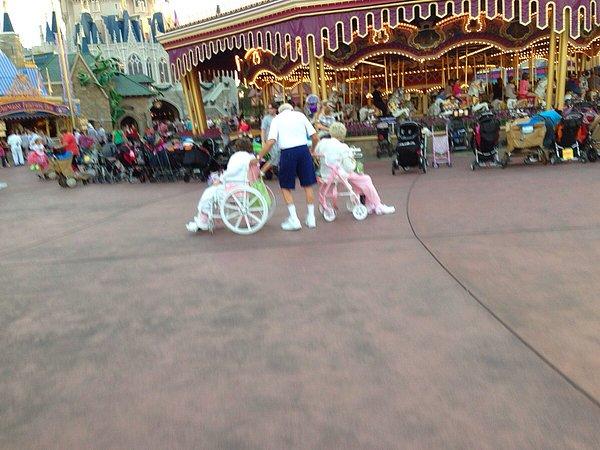 6. Özürlü kızı ve hasta karısını Disneyland'a götüren yaşlı adam.
