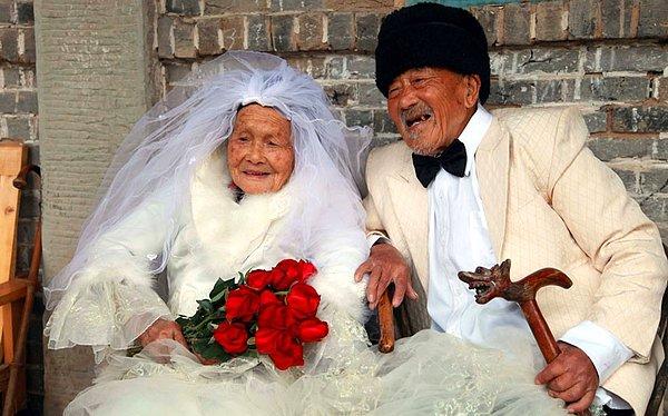 9. Yaşları 100'ün üzerinde olan 88 yıllık evli çift nikah tazeliyor.