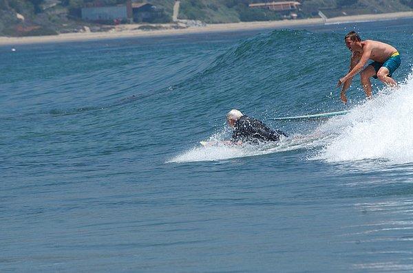 11. 90 yaşında hala surf yapan 90'lık delikanlı.
