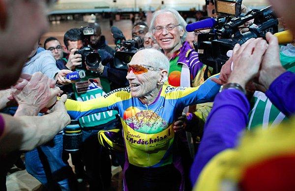 14. 102 yaşındaki Fransız bisikletçi Robert Marchand 27 kilometrelik parkuru 1 saatte geçtikten sonra.
