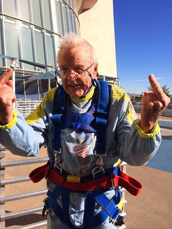 22. 92 yaşında '' sky jump '' tecrübesi yaşayan Vegaslı dede.
