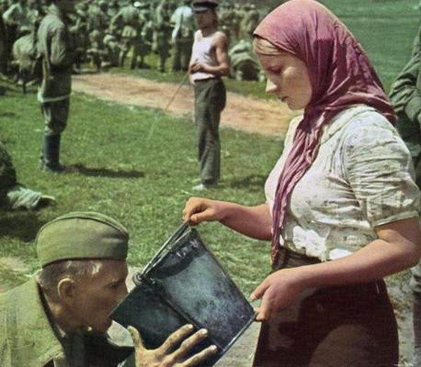 10. Esir düşen Sovyet askerine Ukraynalı kadın su veriyor (1941, II. Dünya Savaşı)