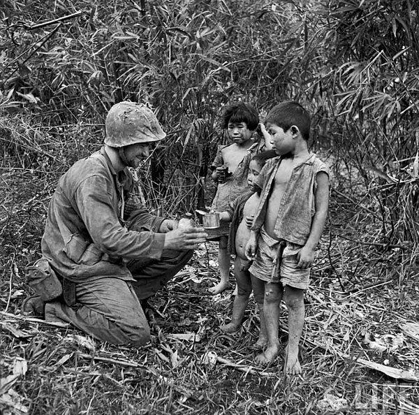 18. Asker konservesini üç küçük çocukla paylaşıyor. (1944)