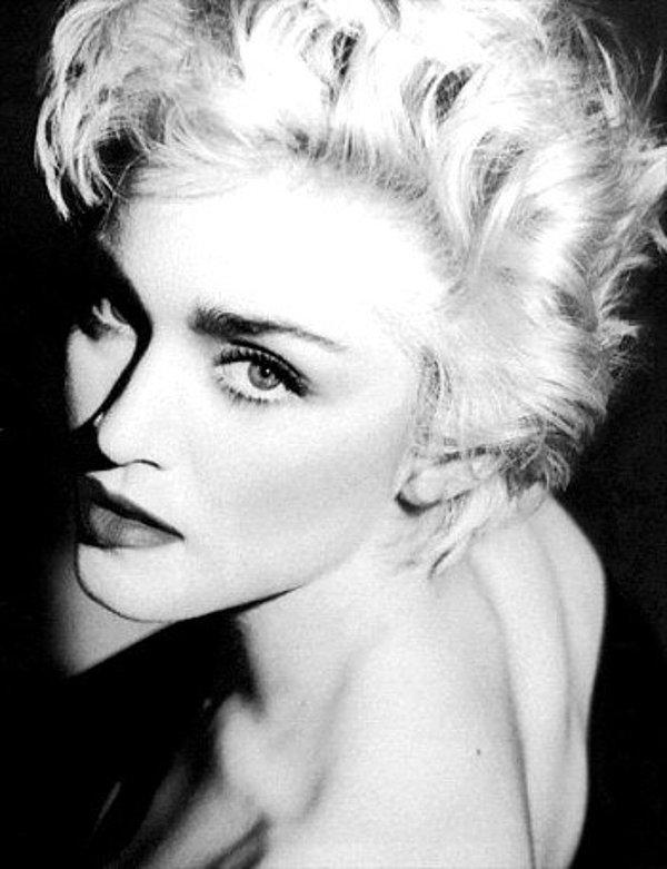10. "Kadınlar sıradan erkeklerden hoşlanır.Ve erkekler de sıradan olmak için ellerinden geleni yaparlar." - Madonna