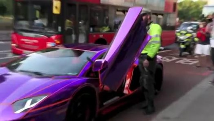 Trafik Polisinin Lamborghini ile İmtihanı